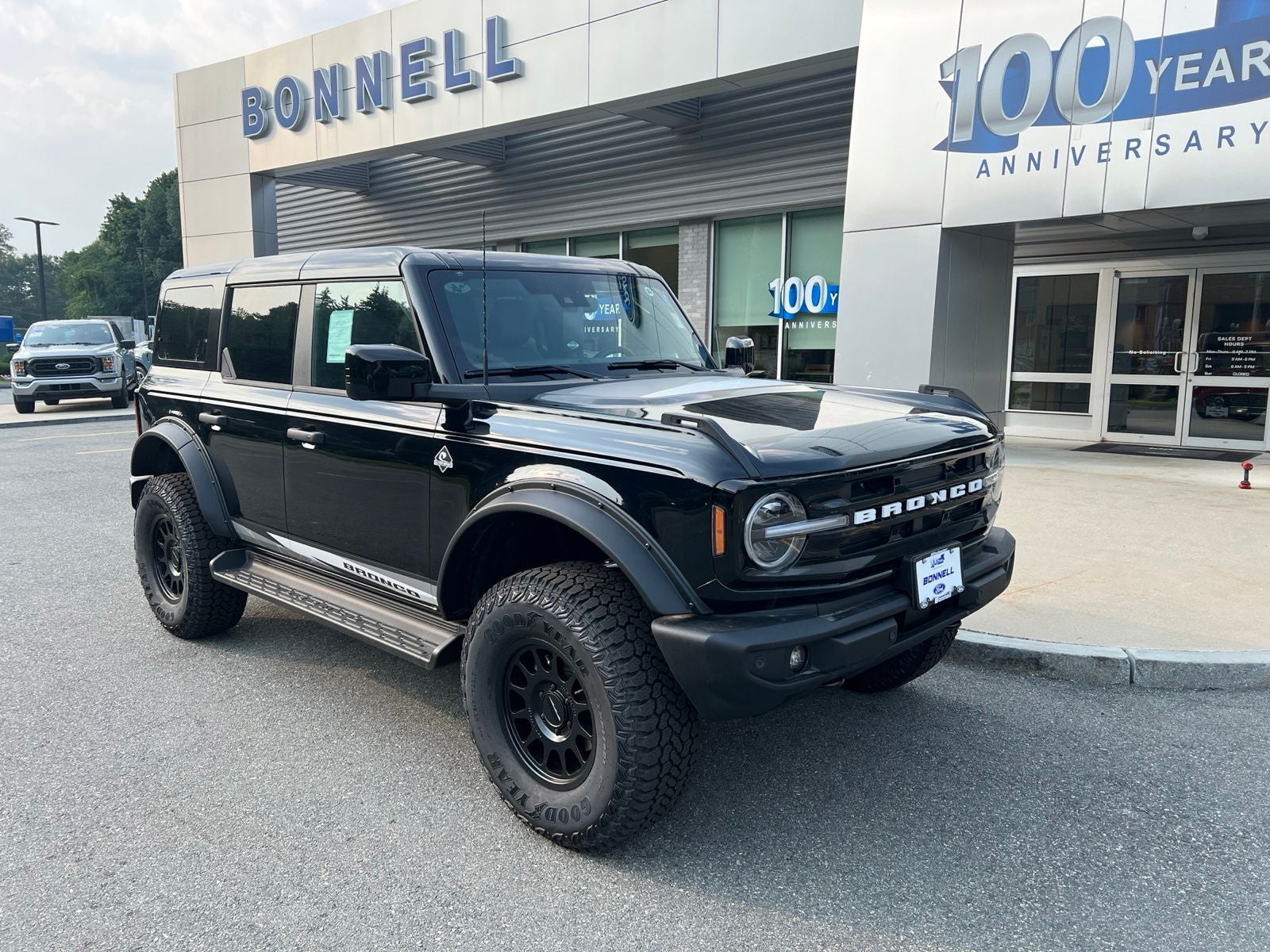 2026 Ford Bronco Outer Banks in Shadow Black — front three-quarter view