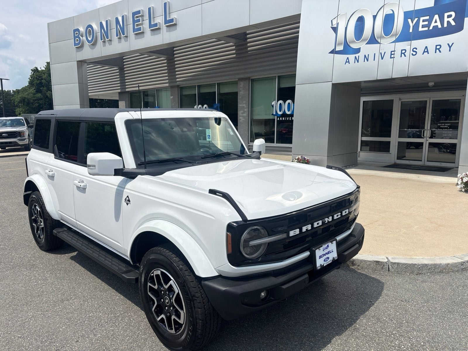 2024 Ford Bronco Outer Banks in Oxford White — front three-quarter view