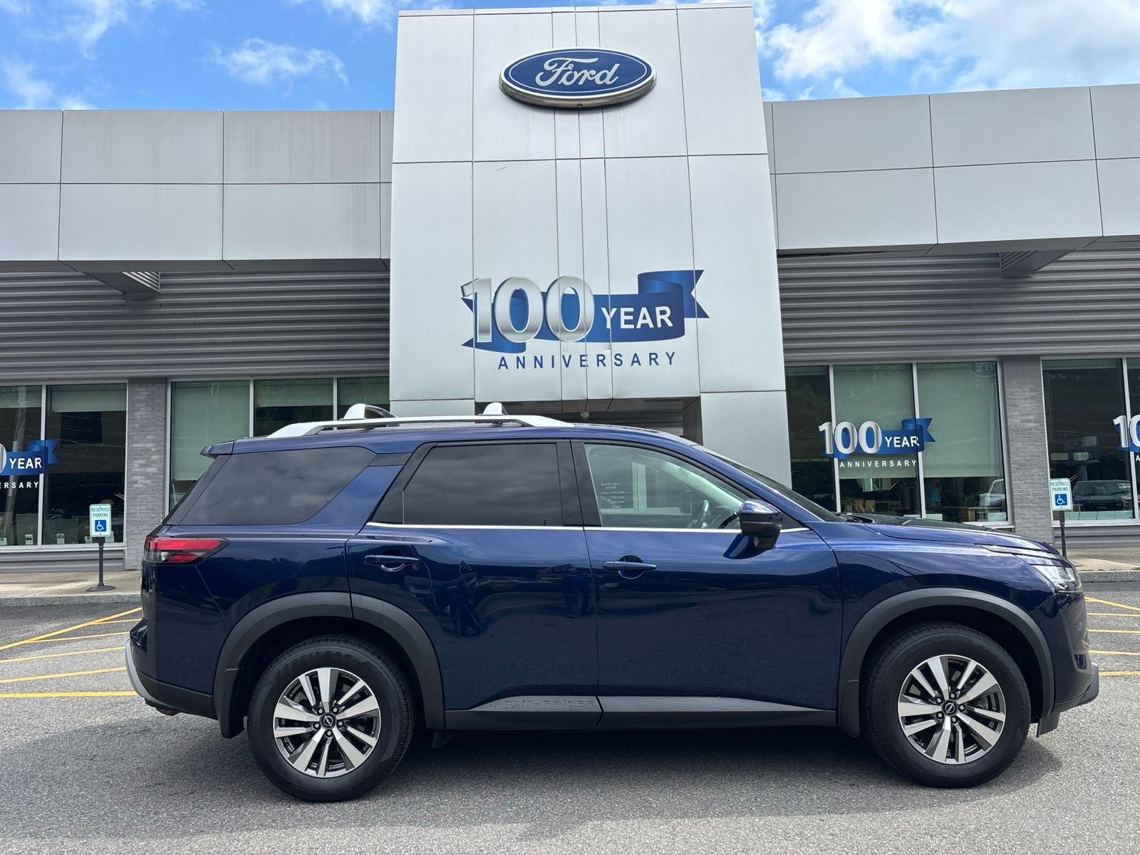 2022 Nissan Pathfinder — side profile view